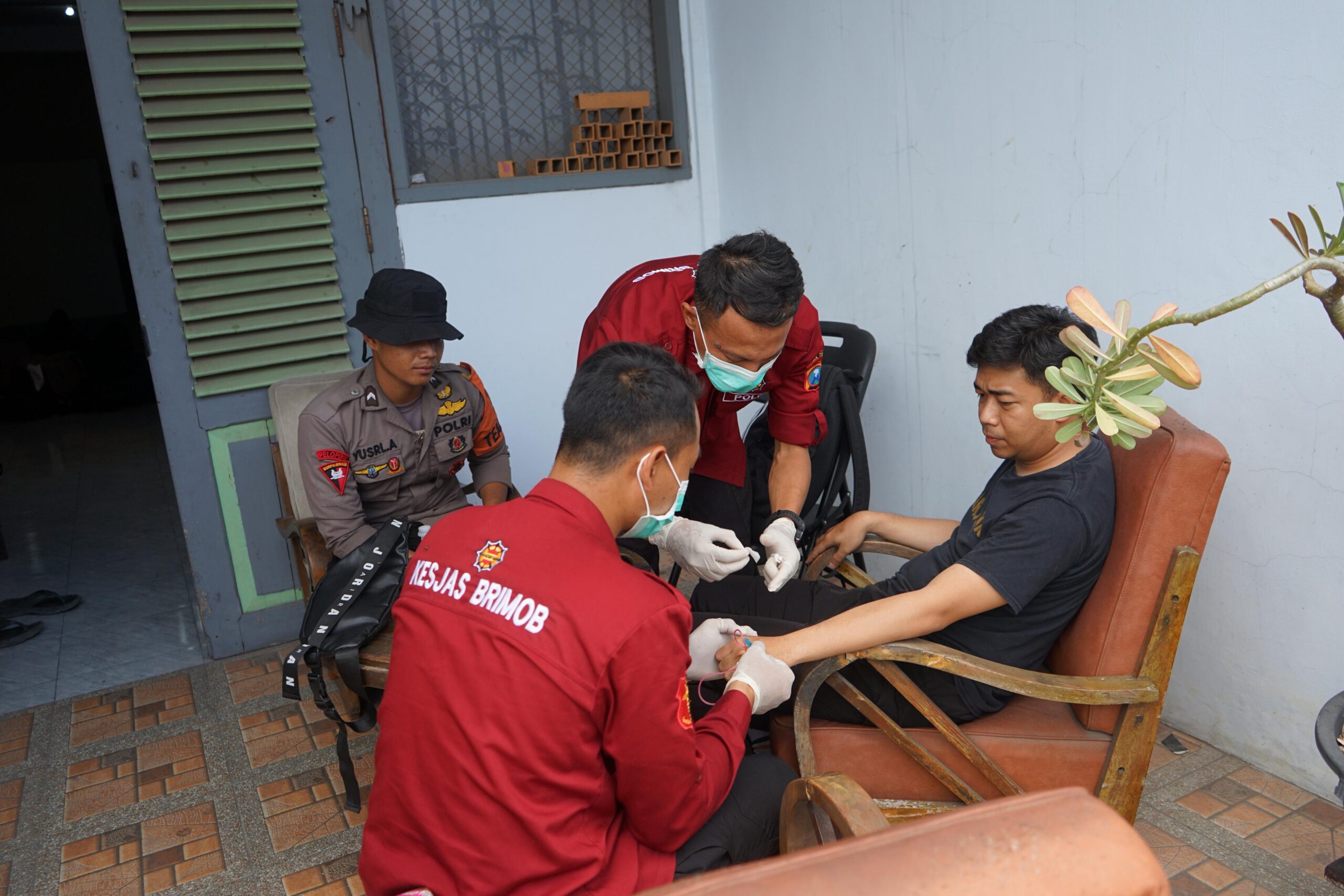 Brimob Polda Jatim Buka Layanan Kesehatan Gratis di Ponpes Al Khoziny Sidoarjo*