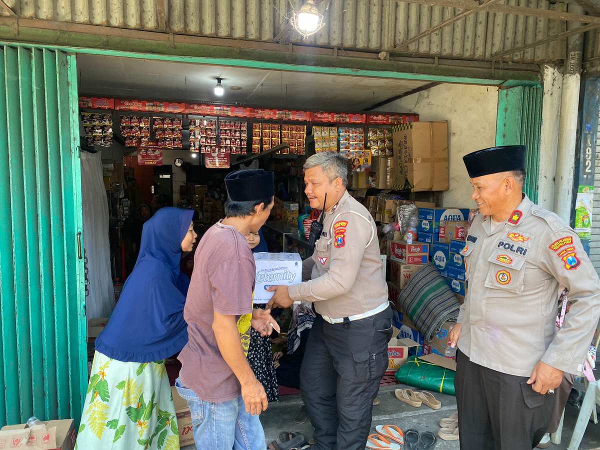 Turut Belasungkawa Polres Pelabuhan Tanjungperak Takziah ke Rumah Dua Santri Ponpes Al Khoziny*