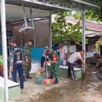 Kebersamaan TNI-Rakyat, Poskamling Desa Pantai Hambawang Timur Dibersihkan