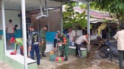 Kebersamaan TNI-Rakyat, Poskamling Desa Pantai Hambawang Timur Dibersihkan Kebersamaan TNI-Rakyat, Poskamling Desa Pantai Hambawang Timur Dibersihkan