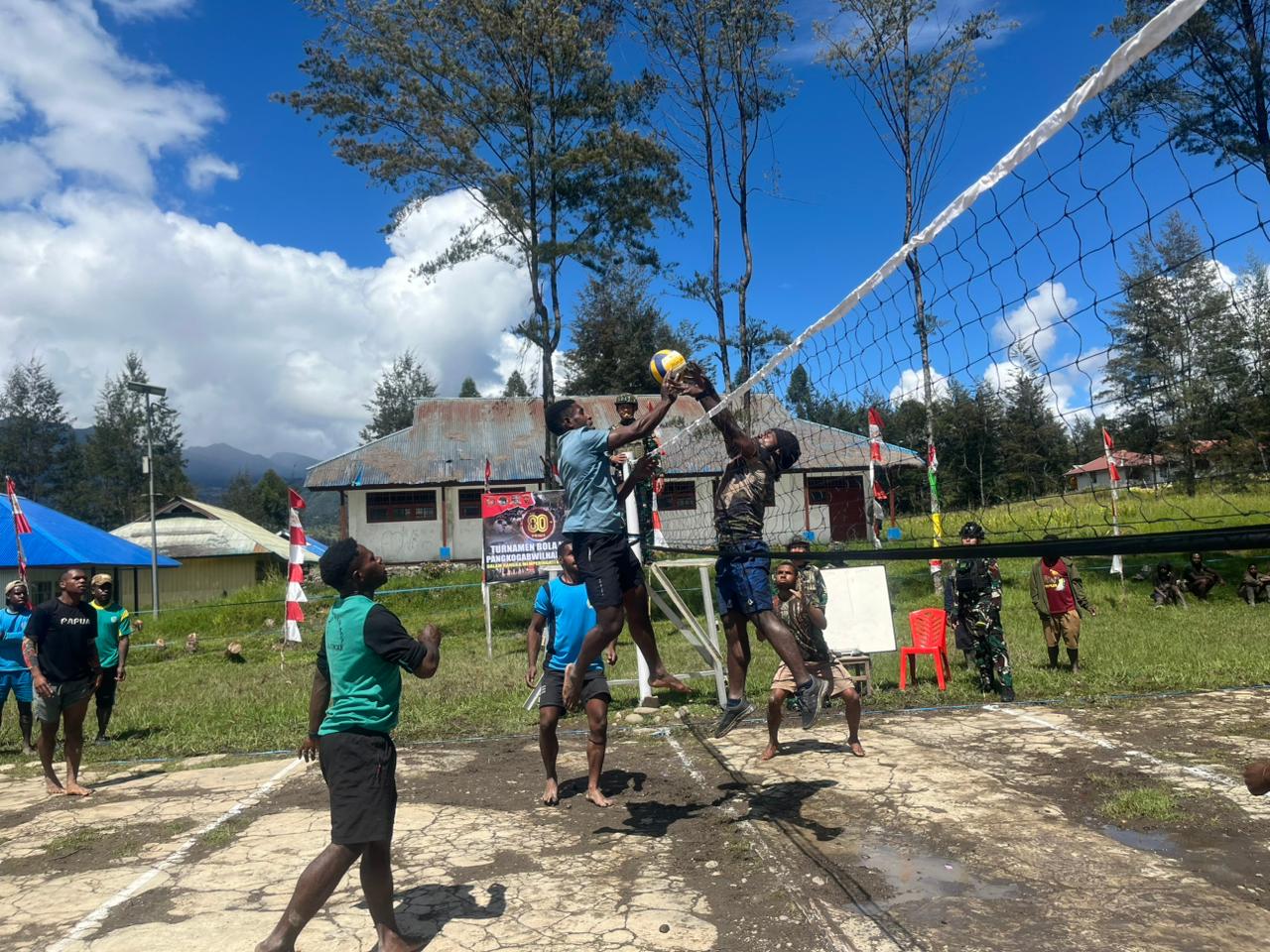 Gelora Semangat HUT TNI Ke-80, Satgas Yonif 700/WYC Gelar Piala Pangkogabwilhan III Warnai Tanah Papua