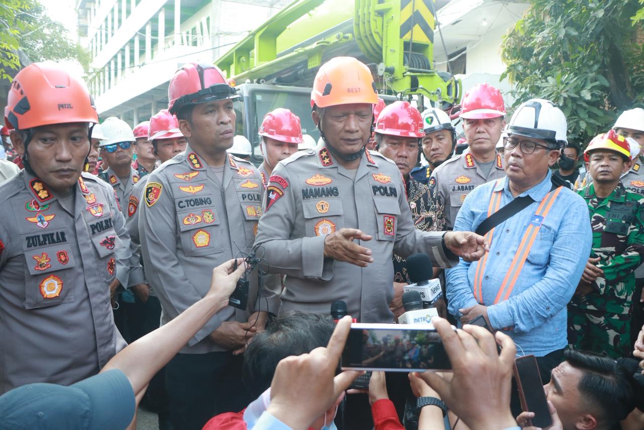 Kapolda Jatim Tinjau Evakuasi Korban Robohnya Bangunan Ponpes Al Khoziny di Sidoarjo*