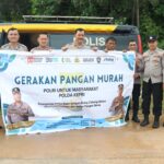 KABIDHUMAS POLDA KEPRI GELAR JUMAT CURHAT DAN PANGAN MURAH BERSAMA MASYARAKAT TANJUNG UMA