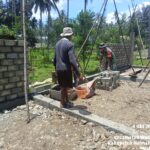 Wujud Kepedulian, Babinsa Serda Ricky Marantika Turun Langsung Bantu Warga Binaan Bangun Rumah Layak Huni