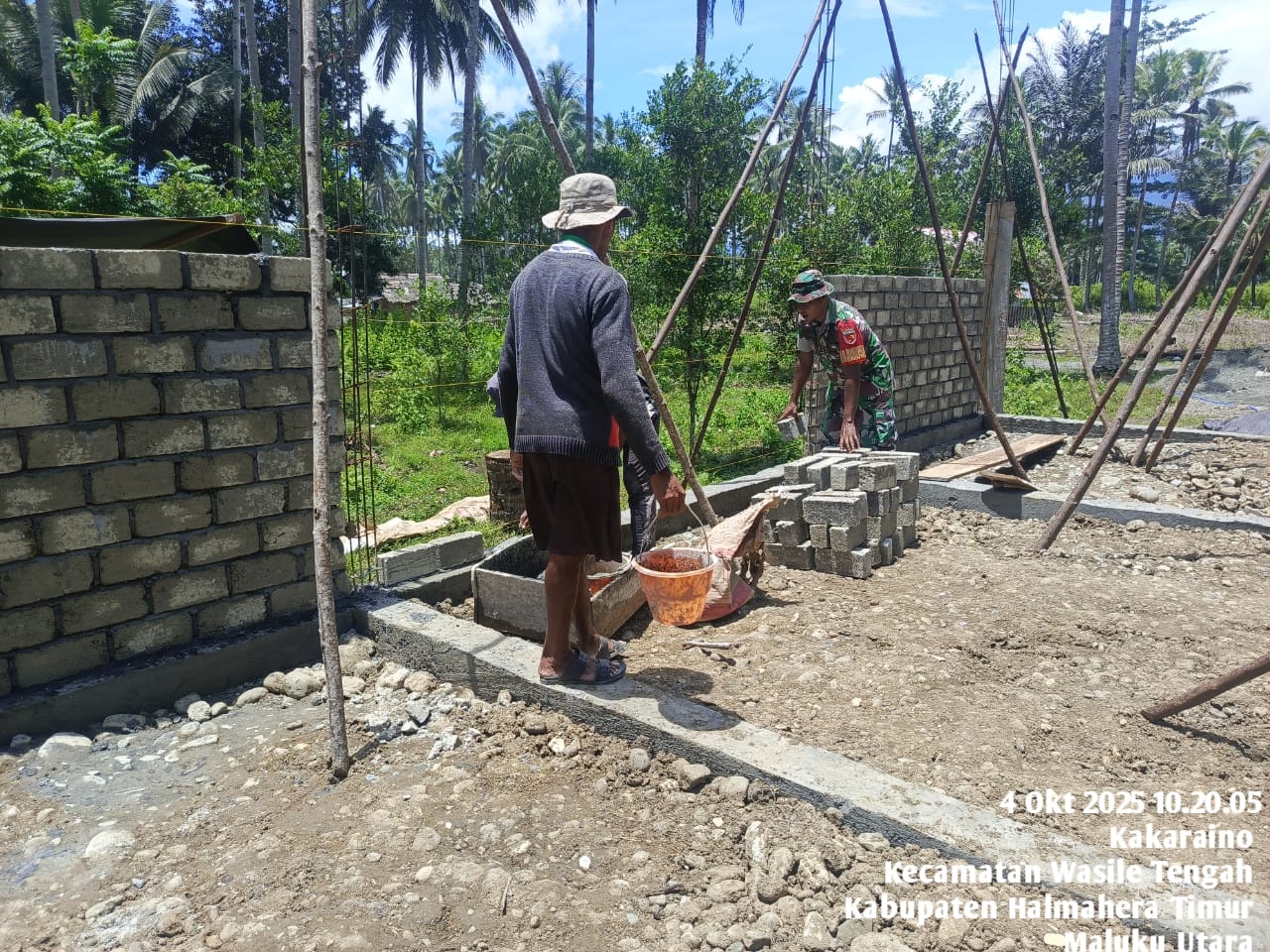 Wujud Kepedulian, Babinsa Serda Ricky Marantika Turun Langsung Bantu Warga Binaan Bangun Rumah Layak Huni