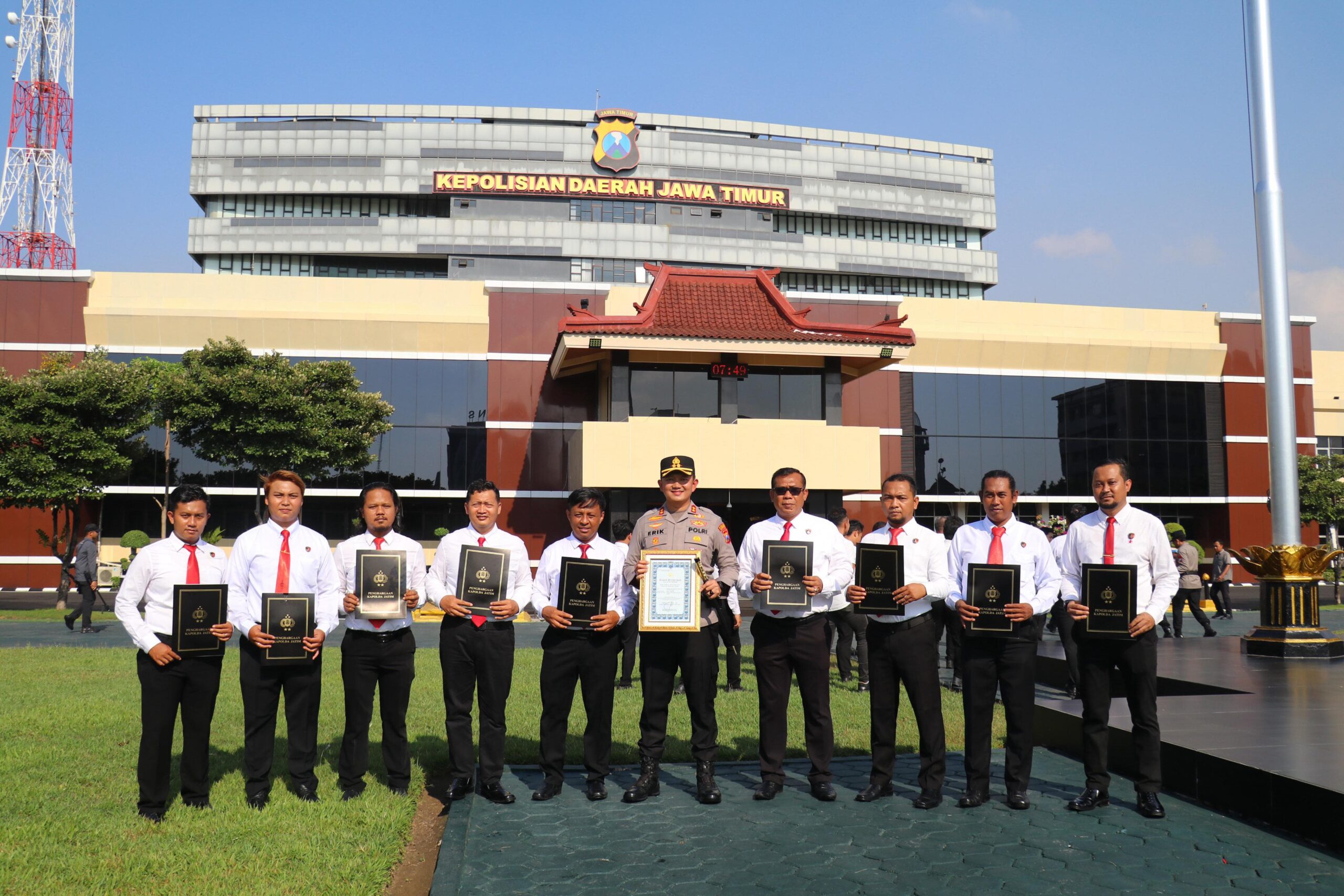 Berhasil 2 Kali Ungkap Kasus Perampokan, Kapolres Magetan mendapatkan Penghargaan dari Kapolda Jatim*