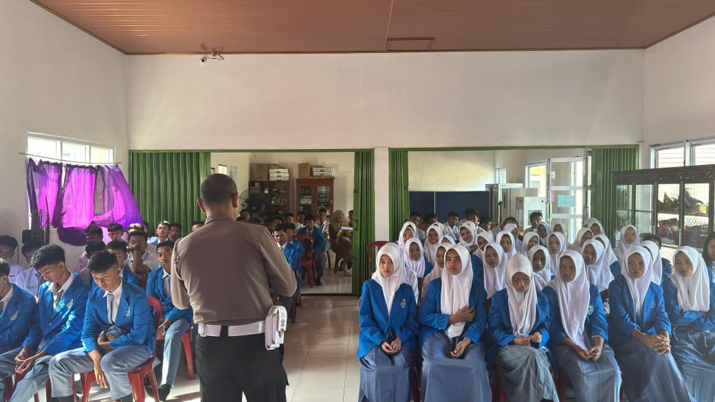 Geger di Sekolah! Polisi Datang Bukan untuk Menangkap, Tapi Mengajar!* Geger di Sekolah! Polisi Datang Bukan untuk Menangkap, Tapi Mengajar!*