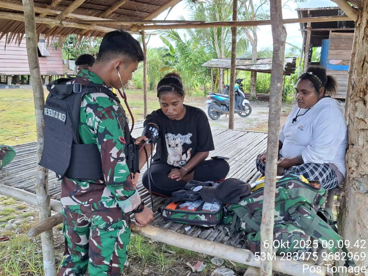 Satgas Pamtas Kewilayahan RI-PNG Yonif 410/Alg Laksanakan Yankes di Kampung Wanmar Distrik Tomage