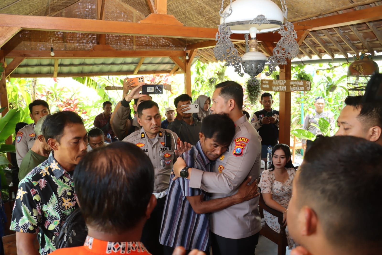 Penuh Haru, Kapolres Magetan Dampingi Penyerahan Santunan Jasa Raharja untuk Korban Laka Lantas di Kawedanan Penuh Haru, Kapolres Magetan Dampingi Penyerahan Santunan Jasa Raharja untuk Korban Laka Lantas di Kawedanan