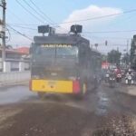 Polres Gresik Terjunkan Water Cannon Respon Keluhan Warga Soal Jalan Berdebu Imbas Proyek Pelebaran*