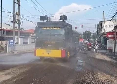 Polres Gresik Terjunkan Water Cannon Respon Keluhan Warga Soal Jalan Berdebu Imbas Proyek Pelebaran* Polres Gresik Terjunkan Water Cannon Respon Keluhan Warga Soal Jalan Berdebu Imbas Proyek Pelebaran*