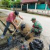 Mencegah Terjadinya Sumbatan Dan Genangan Air, Babinsa Koramil Timika Ajak Warga Bersihkan Saluran Drainase Mencegah Terjadinya Sumbatan Dan Genangan Air, Babinsa Koramil Timika Ajak Warga Bersihkan Saluran Drainase