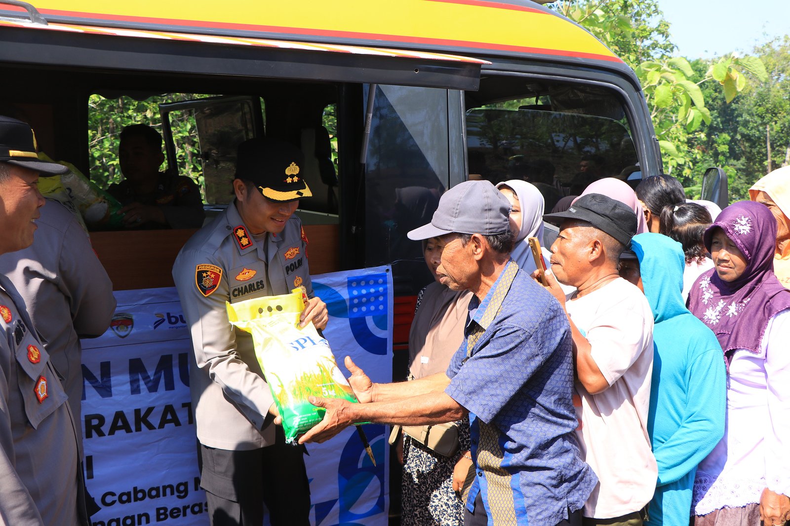 Polres Ngawi Berbagi Warga Desa Pacing : Terimakasih Pak Polisi* Polres Ngawi Berbagi Warga Desa Pacing : Terimakasih Pak Polisi*