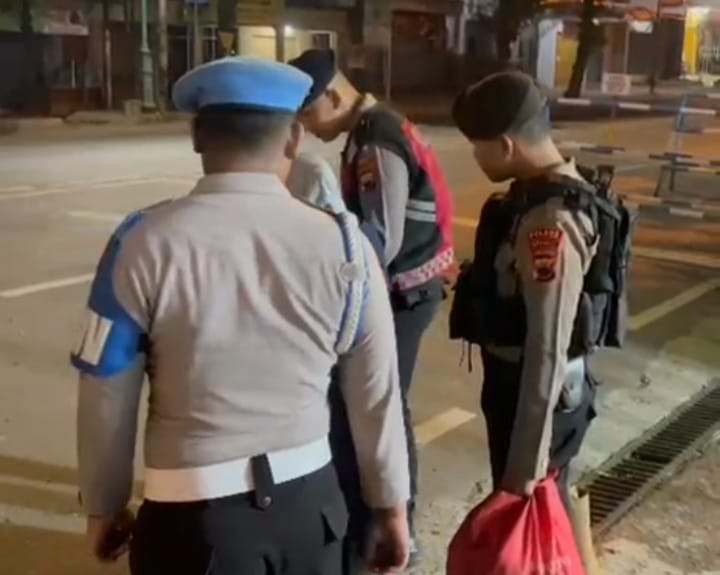 Aksi Humanis Polri: Sat Samapta Polres Brebes Dampingi Penyandang Disabilitas Tunanetra dari Tangerang