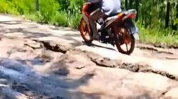 Skandal Prioritas Anggaran Tangerang: Proyek Mewah Jalan, Warga Terjebak di Jalan Rusak dan Lumpur