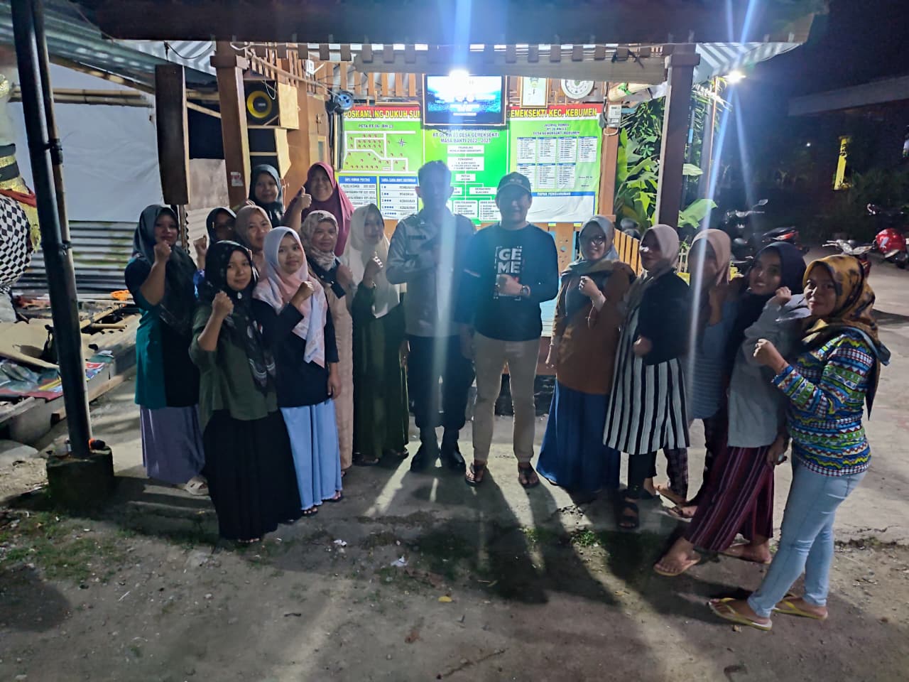 Ibu-Ibu Desa Gemeksekti Turut Jaga Kamtibmas Lewat Ronda Malam Setiap Sabtu