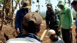 Dekatkan Diri dengan Warga, Babinsa Pelda Triyuli Cahyo Gotong Royong Bantu Pelebaran Jalan di Kuripan