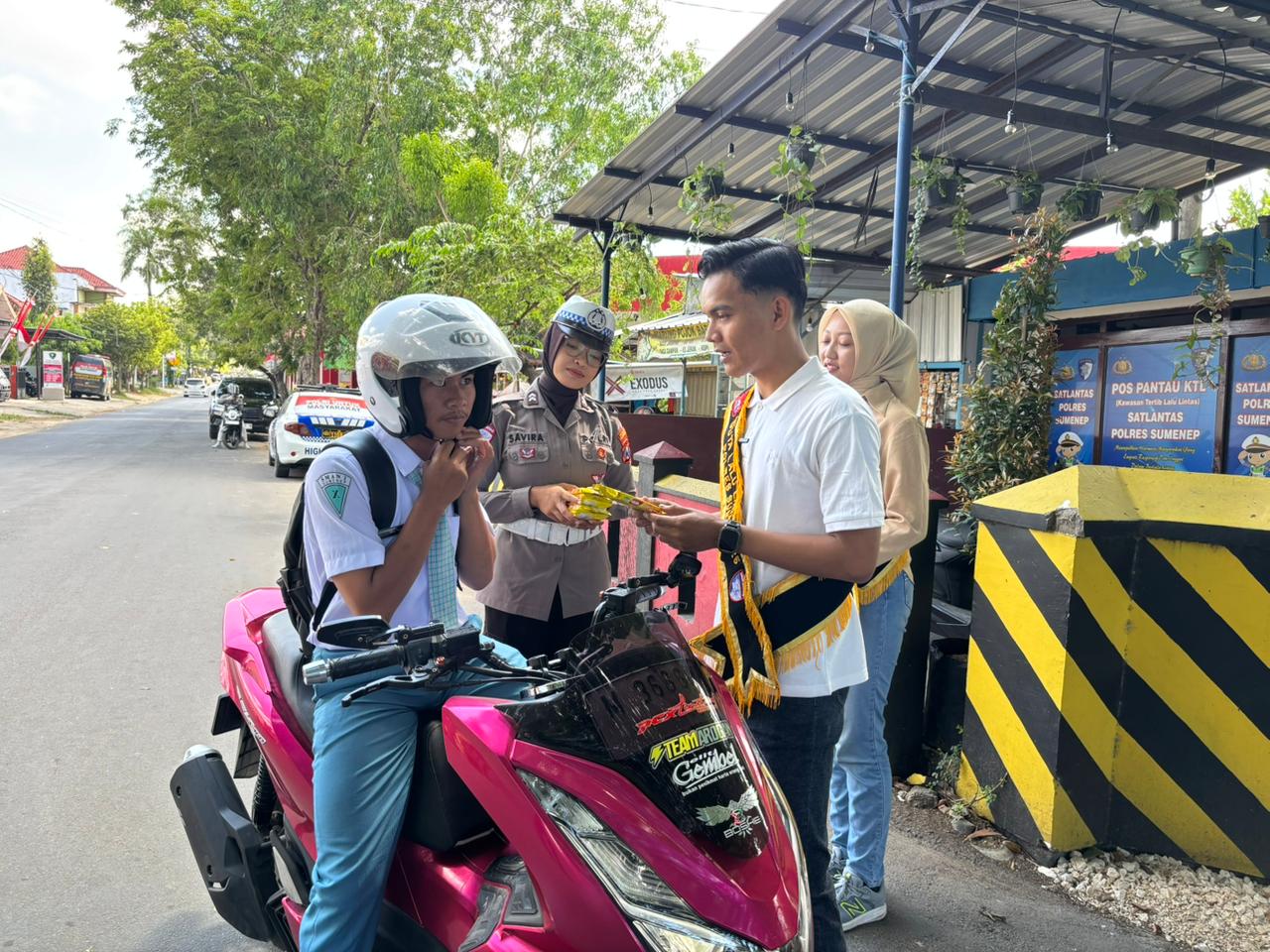 *Polres Sumenep Edukasi Masyarakat Tertib Lalin Melalui Polantas Menyapa*