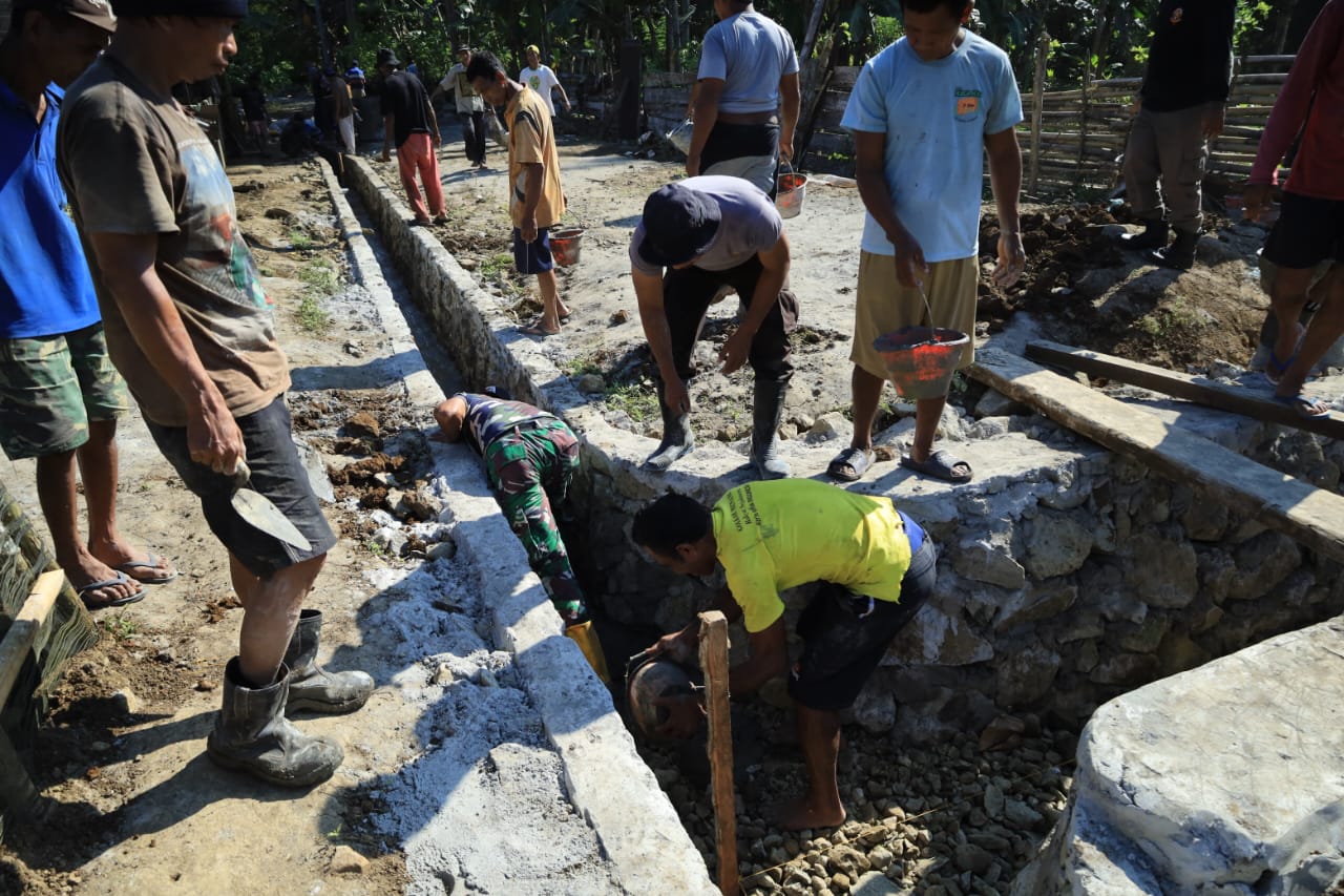 Gotong Royong Tanpa Lelah, Satgas TMMD Kodim 1505/Tidore Bangun Drainase Demi Desa Lebih Baik