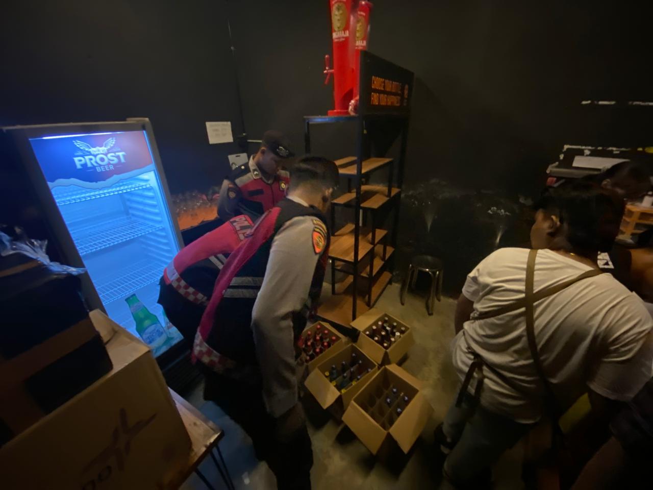 Harkamtibmas Polres Tulungagung Gelar Razia, Puluhan Botol Miras Diamankan*