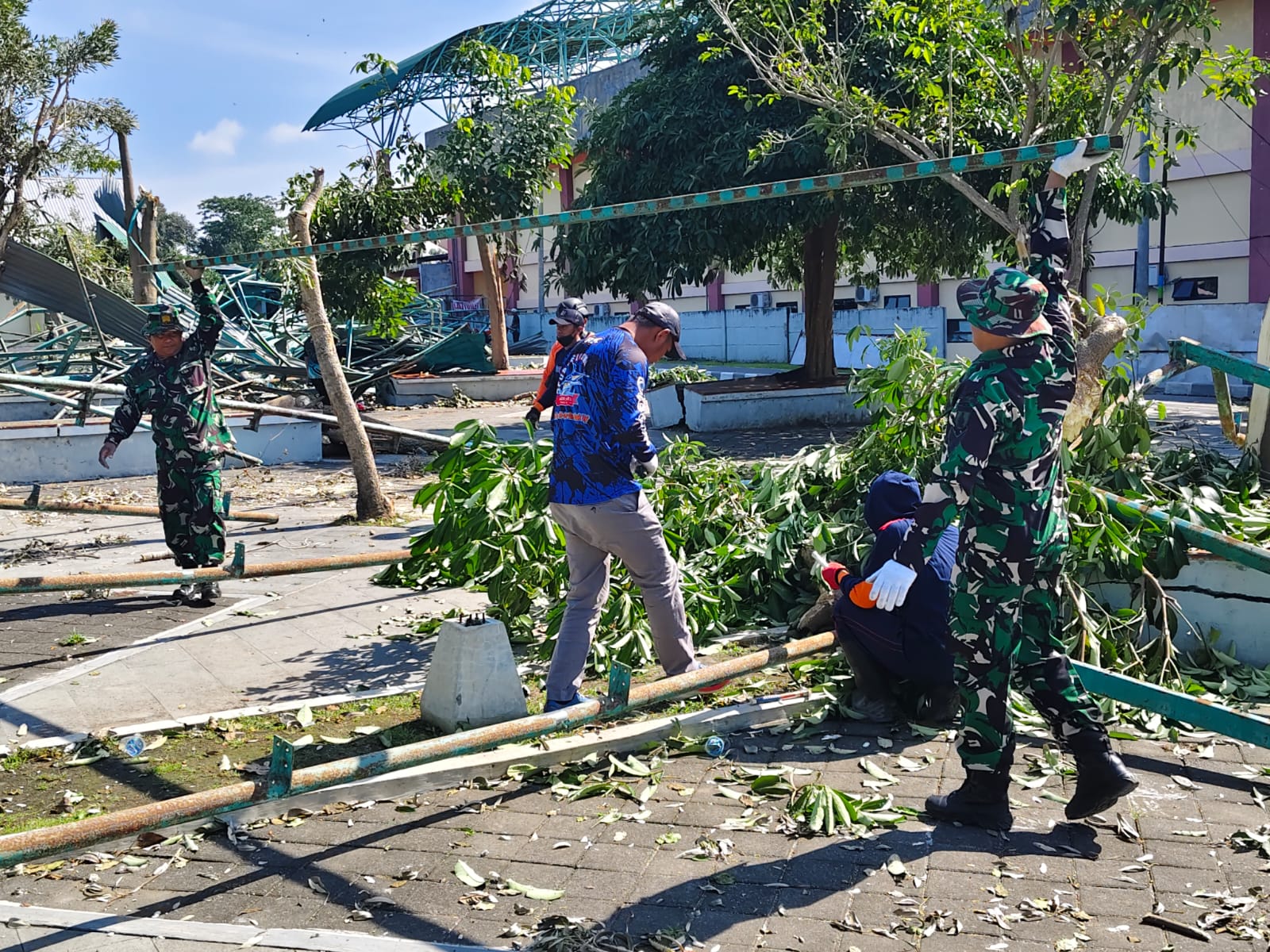 TNI - Polri Dan Warga Gelar Kerja Bakti Bersihkan Reruntuhan Atap Stadion Gelora Penataran Pasca Bencana