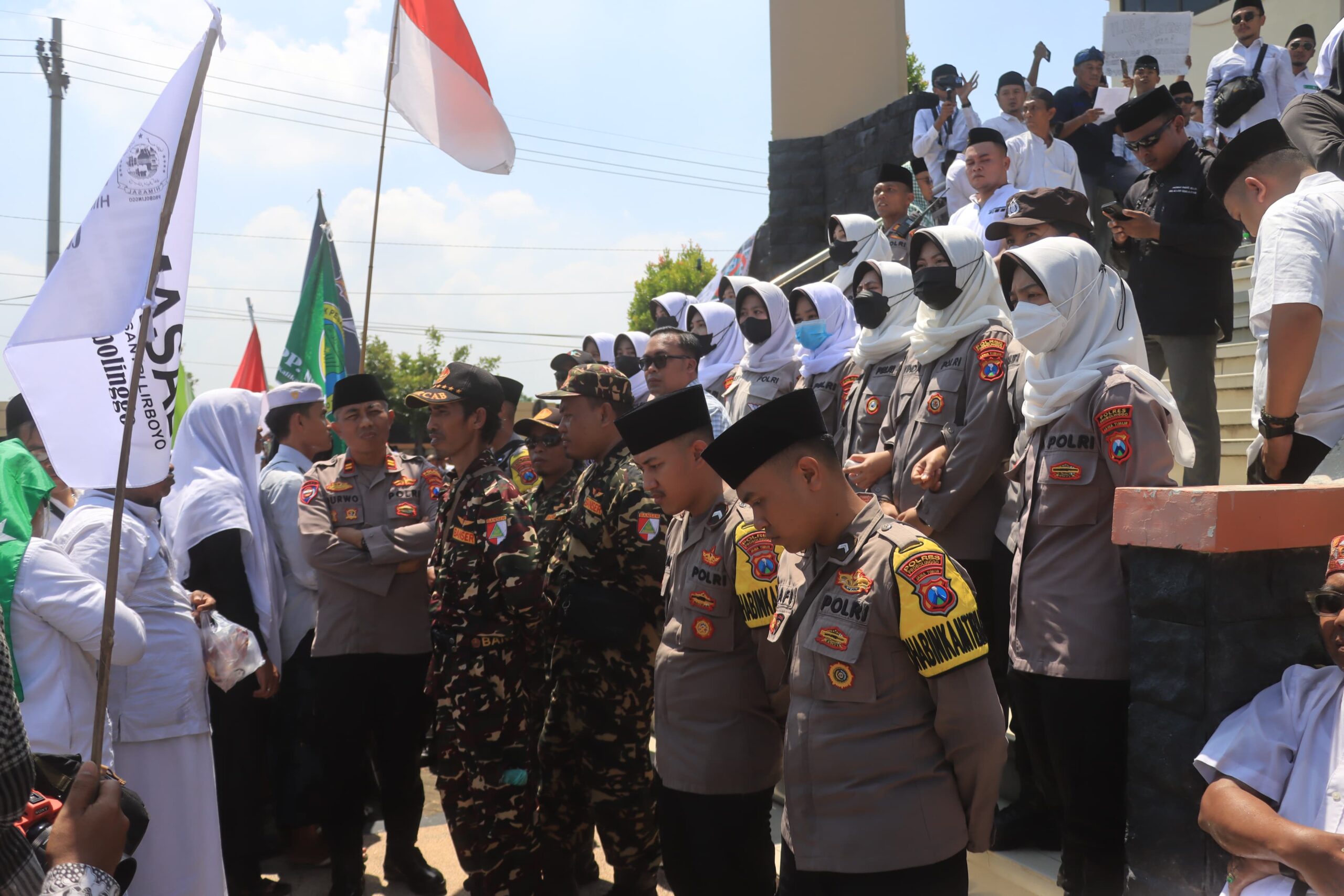 Aksi Santri di Probolinggo Berjalan Tertib, Kapolres Apresiasi Sikap Dewasa Peserta
