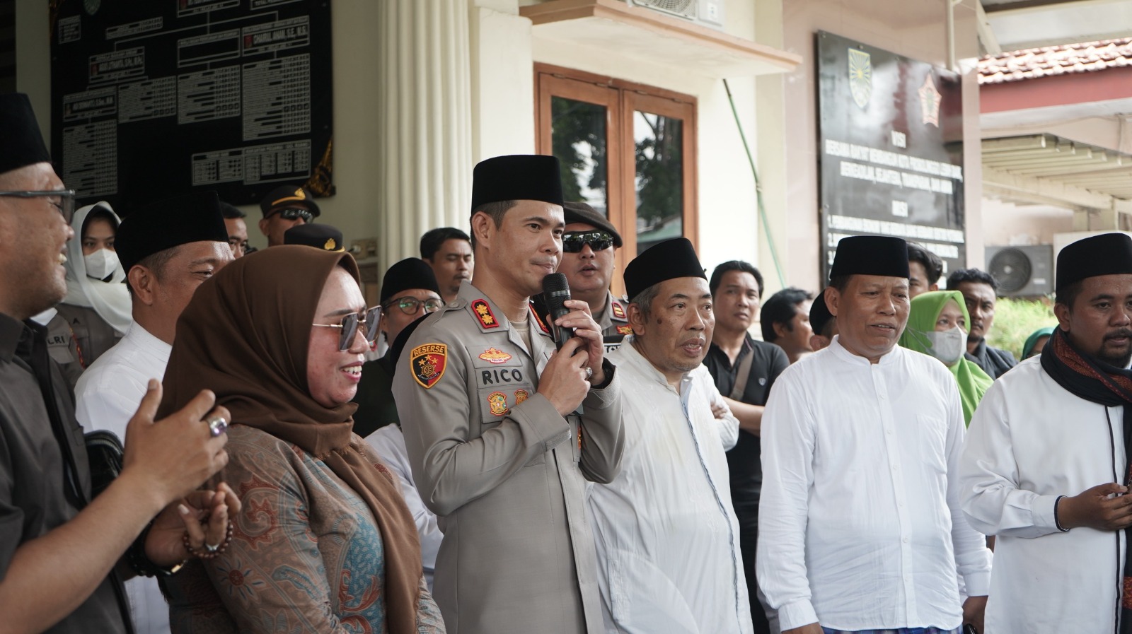 TNI-Polri Kawal Ketat Aksi Damai Santri di Kota Probolinggo, Desak KPI Bertindak Tegas TNI-Polri Kawal Ketat Aksi Damai Santri di Kota Probolinggo, Desak KPI Bertindak Tegas