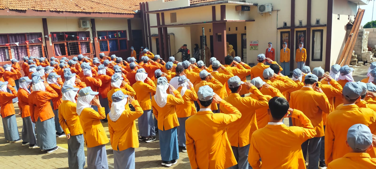 Babinsa Jadi Teladan, Siswa SMKN 1 Sukapura Didorong Cinta Tanah Air dan Disiplin Babinsa Jadi Teladan, Siswa SMKN 1 Sukapura Didorong Cinta Tanah Air dan Disiplin