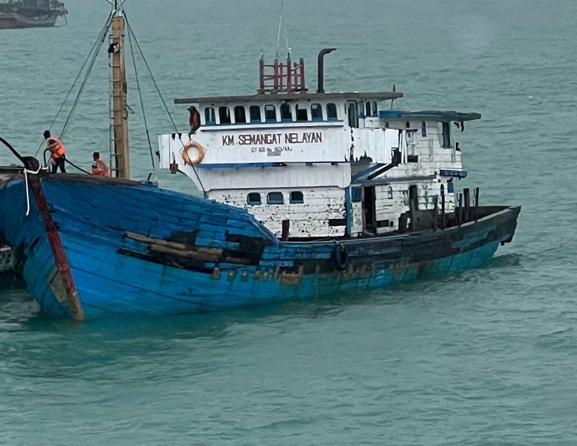 Bakamla RI Selamatkan Kapal Mati Mesin di Tengah Cuaca Buruk Bakamla RI Selamatkan Kapal Mati Mesin di Tengah Cuaca Buruk