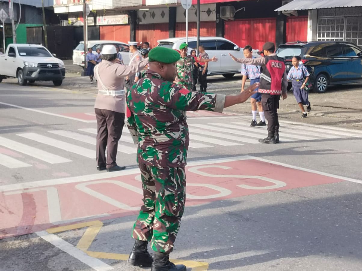 Peduli Keselamatan, Babinsa Timika Bantu Lalu Lintas Penyeberangan Anak Sekolah Peduli Keselamatan, Babinsa Timika Bantu Lalu Lintas Penyeberangan Anak Sekolah