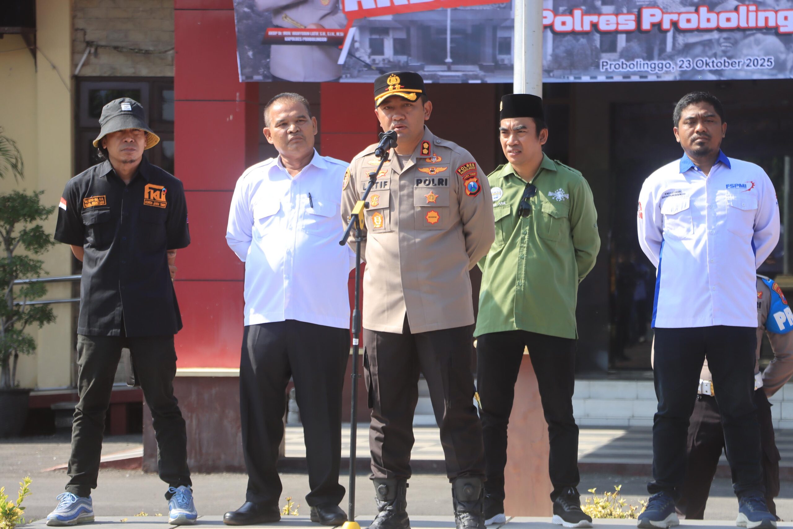 Apel Kebangsaan Buruh di Probolinggo: Polisi dan Serikat Pekerja Kompak Ciptakan Kondusivitas Daerah Apel Kebangsaan Buruh di Probolinggo: Polisi dan Serikat Pekerja Kompak Ciptakan Kondusivitas Daerah