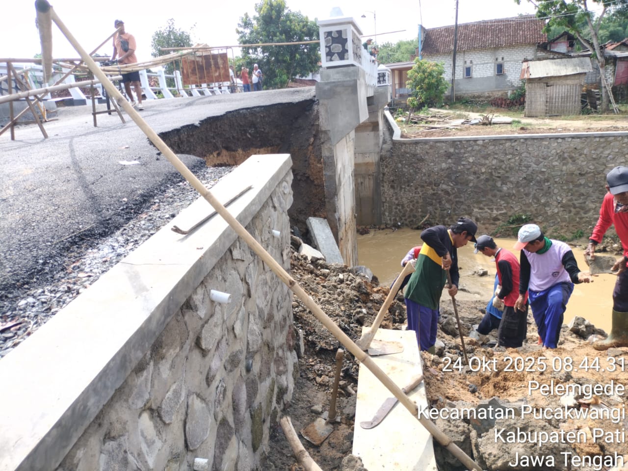 Baru Selesai Dikerjakan dan Belum Diresmikan, Jembatan di Sokopuluhan Pati Jebol: Diduga Kualitas Proyek Asal Jadi