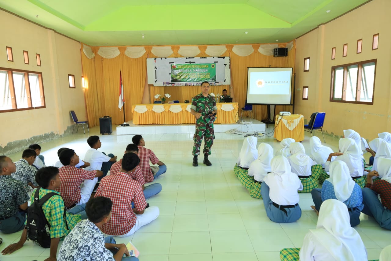 Satgas TMMD ke-126 Kodim 1505/Tidore Berikan Penyuluhan Bahaya Narkoba kepada Pelajar Satgas TMMD ke-126 Kodim 1505/Tidore Berikan Penyuluhan Bahaya Narkoba kepada Pelajar