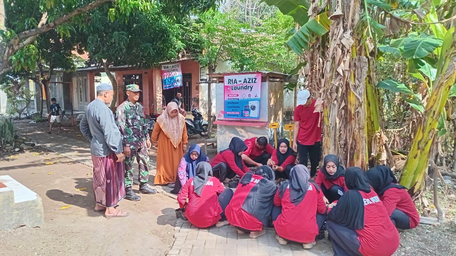 Sinergi TNI, Akademisi, dan Warga: Penanaman TOGA di Karangbong Jadi Contoh Gerakan Hijau dan Sehat Sinergi TNI, Akademisi, dan Warga: Penanaman TOGA di Karangbong Jadi Contoh Gerakan Hijau dan Sehat