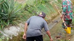 Kemanunggalan TNI-Rakyat Nyata, Koramil Haruyan Pimpin Aksi Bersih Saluran Irigasi