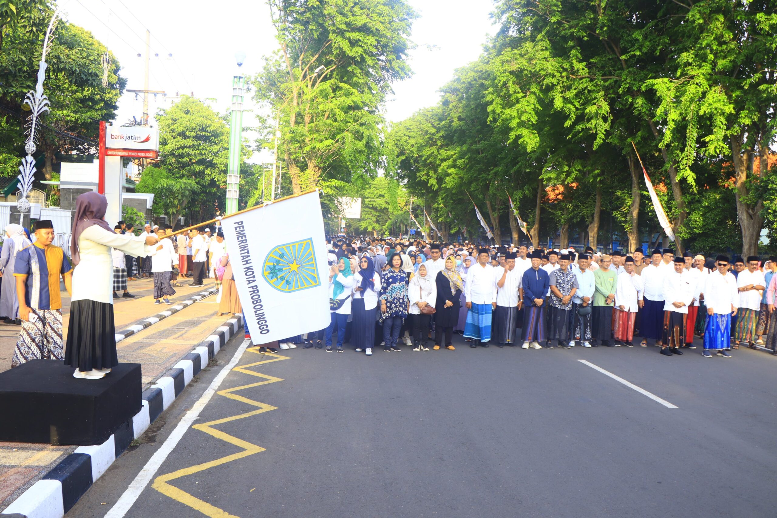 Dandim 0820/Probolinggo dan Forkopimda Kompak Ikuti Jalan Santai Peringati Hari Santri Nasional 2025 Dandim 0820/Probolinggo dan Forkopimda Kompak Ikuti Jalan Santai Peringati Hari Santri Nasional 2025