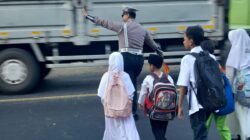 Pagi Sibuk di Probolinggo, Polisi Lalu Lintas Bantu Pelajar Menyeberang Jalan Pagi Sibuk di Probolinggo, Polisi Lalu Lintas Bantu Pelajar Menyeberang Jalan