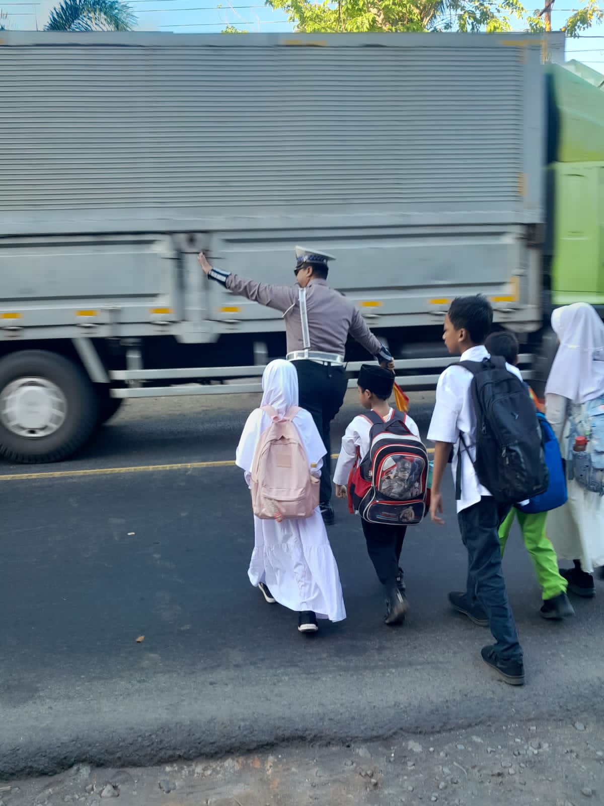 Pagi Sibuk di Probolinggo, Polisi Lalu Lintas Bantu Pelajar Menyeberang Jalan Pagi Sibuk di Probolinggo, Polisi Lalu Lintas Bantu Pelajar Menyeberang Jalan