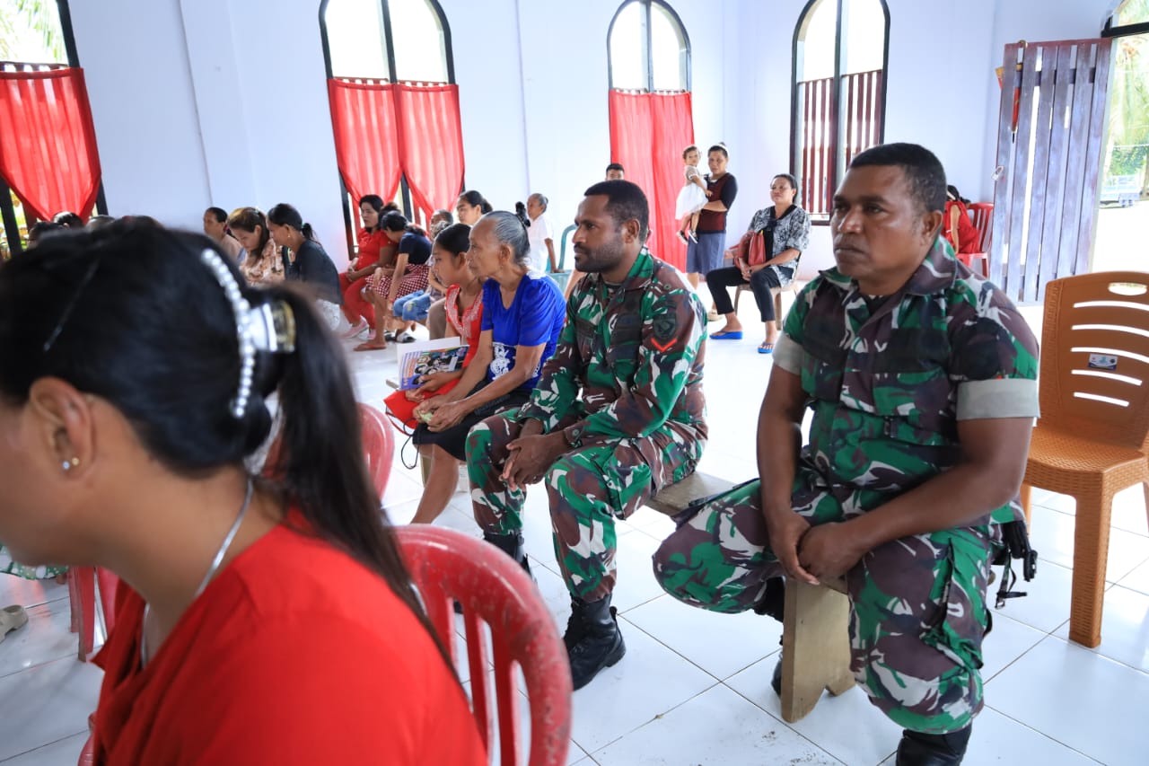 Di Tengah Kesibukan Membangun Desa, Satgas TMMD ke-126 Kodim 1505/Tidore Tak Lupa Ibadah Bersama Masyarakat Di Tengah Kesibukan Membangun Desa, Satgas TMMD ke-126 Kodim 1505/Tidore Tak Lupa Ibadah Bersama Masyarakat