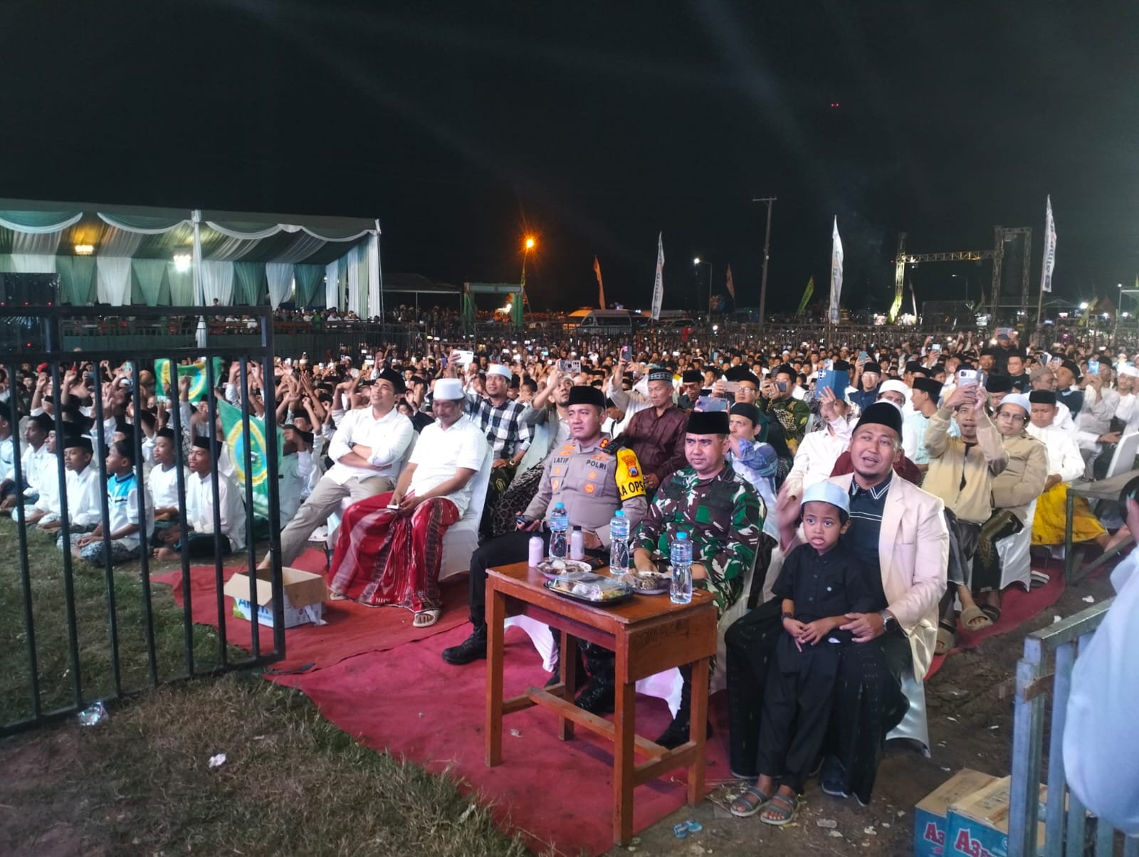 TNI-Polri Bersinergi Amankan Konser Religi Syubbanul Muslimin, Ribuan Jamaah Rasakan Nyaman dan Khidmat TNI-Polri Bersinergi Amankan Konser Religi Syubbanul Muslimin, Ribuan Jamaah Rasakan Nyaman dan Khidmat