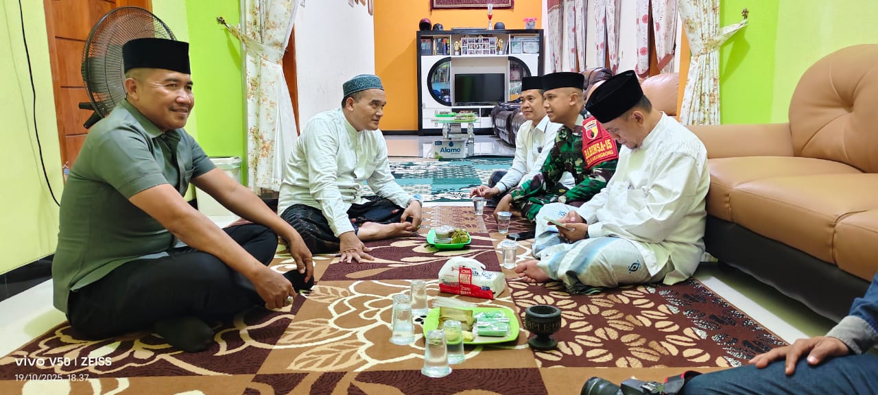 TNI-Masyarakat Karangbong Kompak Ciptakan Lingkungan Aman dan Kondusif TNI-Masyarakat Karangbong Kompak Ciptakan Lingkungan Aman dan Kondusif