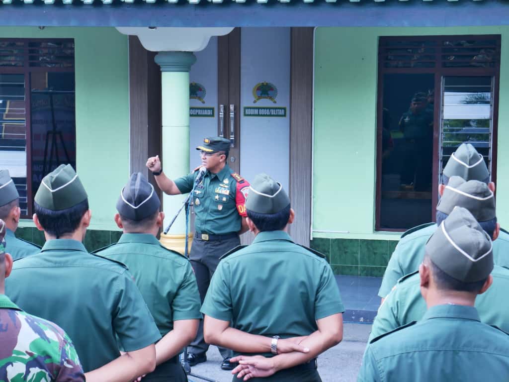 Komandan Kodim 0808/Blitar Baru Letkol Inf Virlani Arudyawan Berikan Jam Komanda Komandan Kodim 0808/Blitar Baru Letkol Inf Virlani Arudyawan Berikan Jam Komanda