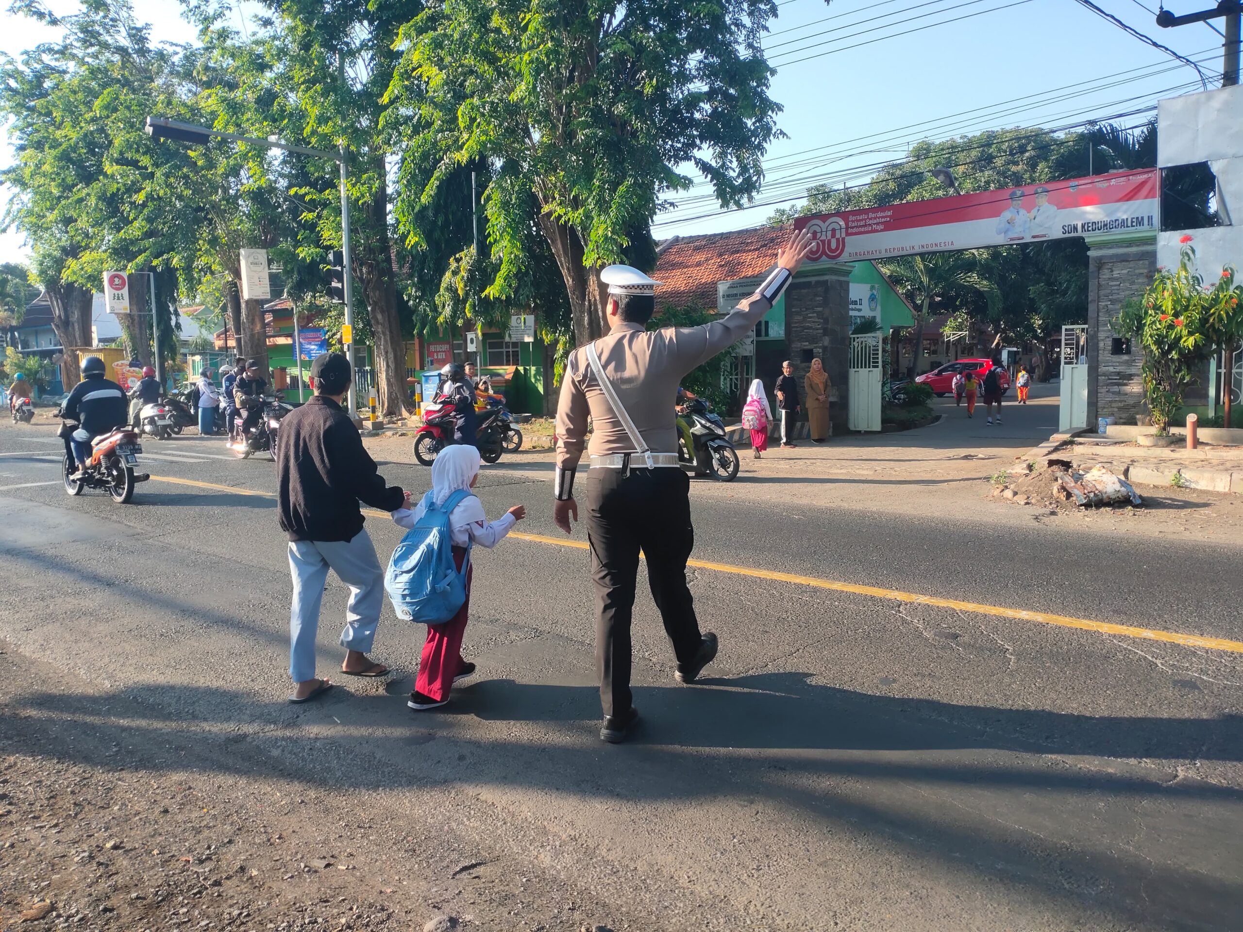Satlantas Polres Probolinggo Intensifkan Poros Pagi, Arus Lalu Lintas Lebih Terkendali Satlantas Polres Probolinggo Intensifkan Poros Pagi, Arus Lalu Lintas Lebih Terkendali