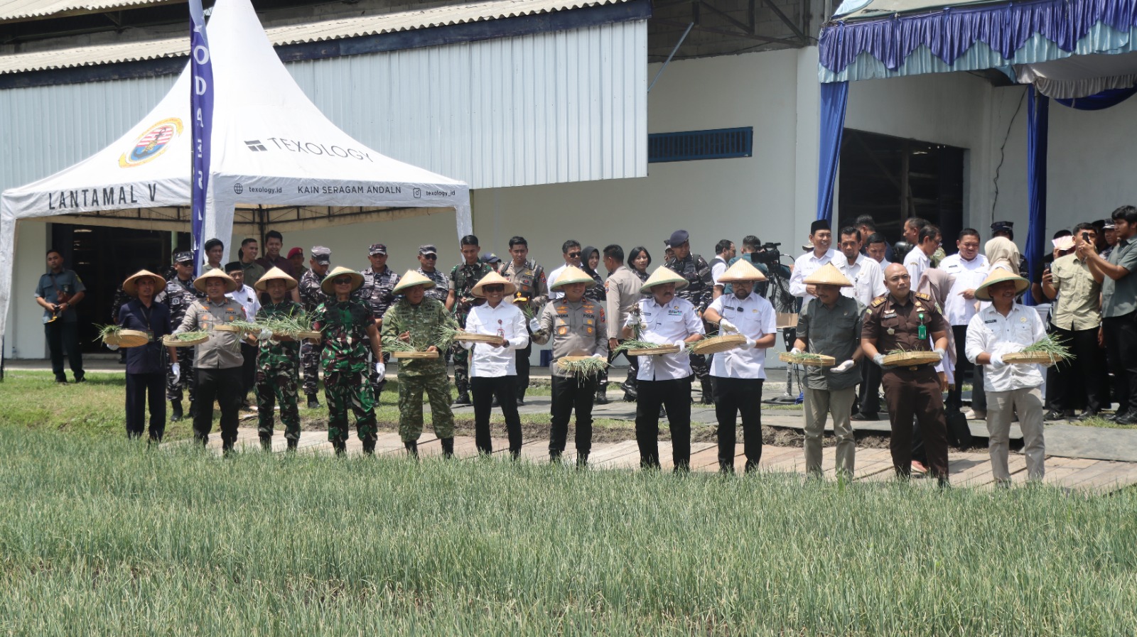 Kapolres Nganjuk Hadiri Panen Raya Bawang Merah Program Ketahanan Pangan di Wilayah Kerja Kodaeral V Surabaya