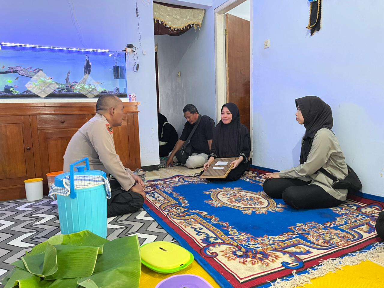 Wujud Empati Pimpinan: Kapolda Jatim Bantu Keluarga Aipda Andri Setya Budi Utomo di Lumajang Wujud Empati Pimpinan: Kapolda Jatim Bantu Keluarga Aipda Andri Setya Budi Utomo di Lumajang