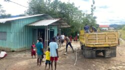 Satgas TMMD ke-126 Kodim 1810/Tambrauw dan Warga Kampung Babak Gotong Royong Rehabilitasi Gereja Advent