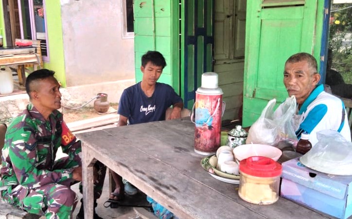 Wujudkan Wilayah Yang Kondusif, Babinsa Koramil 14/Tenggarong Seberang Komsos dengan warga binaan