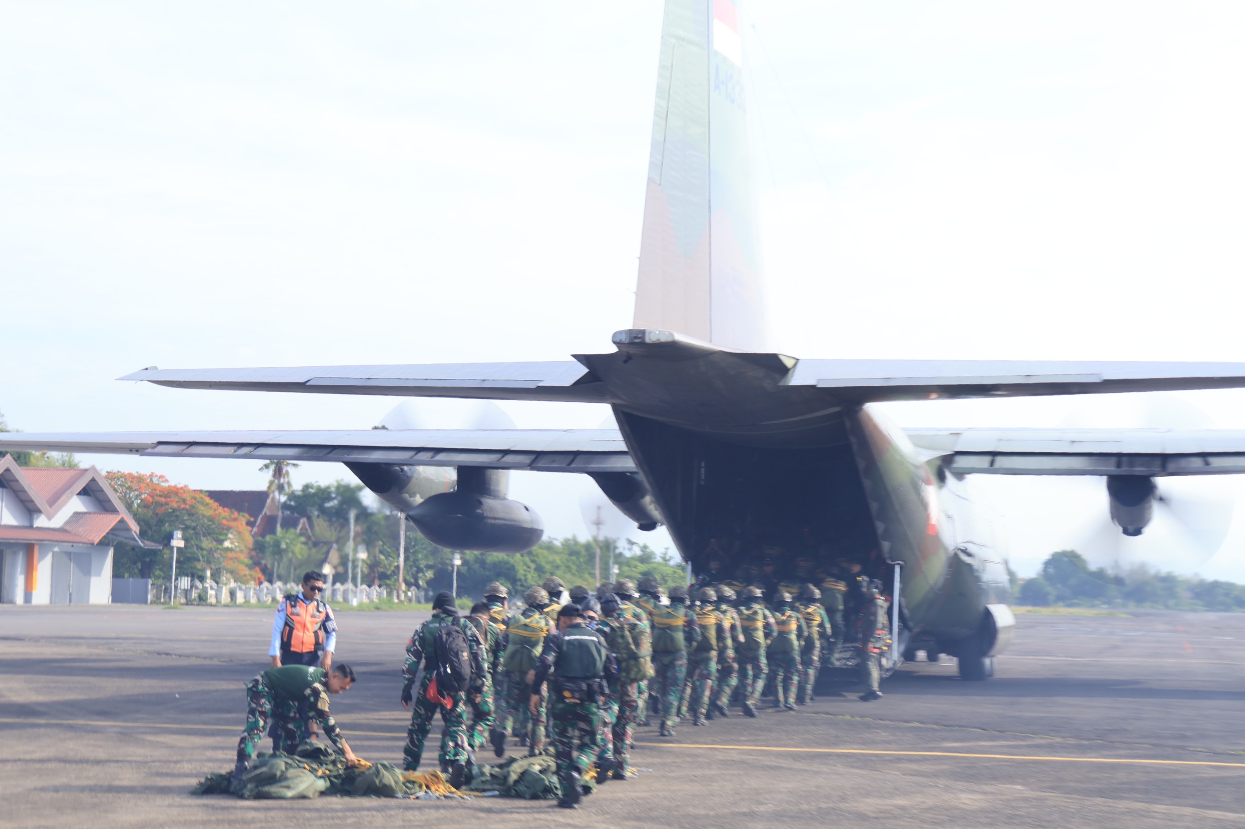 Lanud Sultan Hasanuddin Dukung Latihan Penerjunan Dasar Para Kostrad