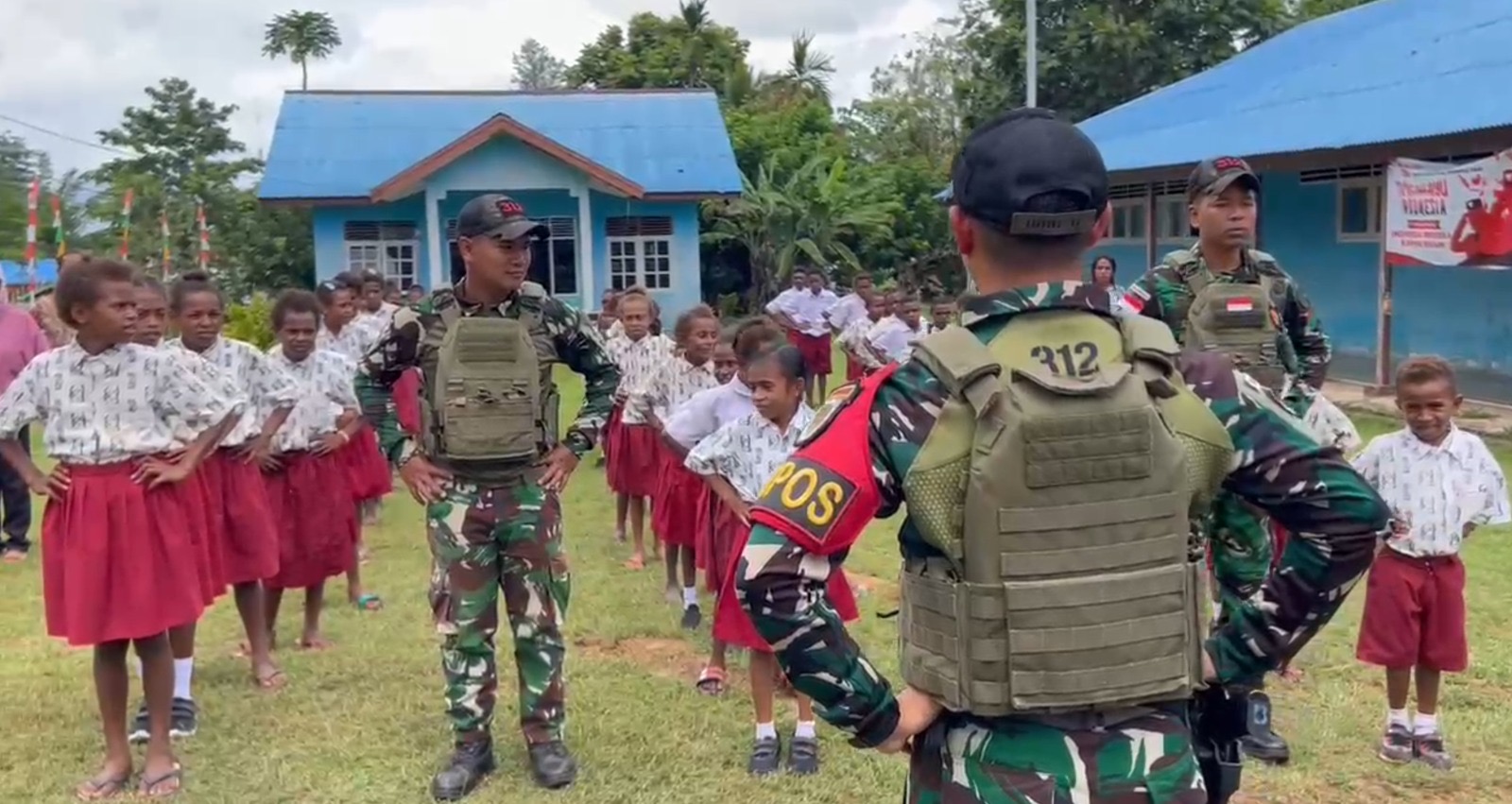 Semangat Merah Putih di Perbatasan: Prajurit Kala Hitam Bagikan Seragam untuk Anak Negeri Semangat Merah Putih di Perbatasan: Prajurit Kala Hitam Bagikan Seragam untuk Anak Negeri