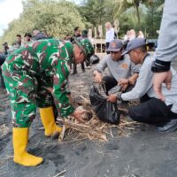 Dukung Pariwisata Lokal, Koramil 0808/17 Panggungrejo Berkontribusi Melalui Aksi Bersih-bersih Pantai Serang